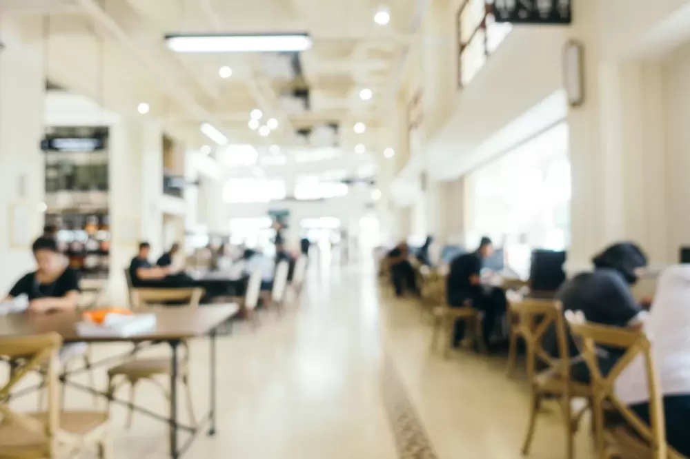 دانلود عکس افراد حاضر در یک کتابحانه در حال مطالعه