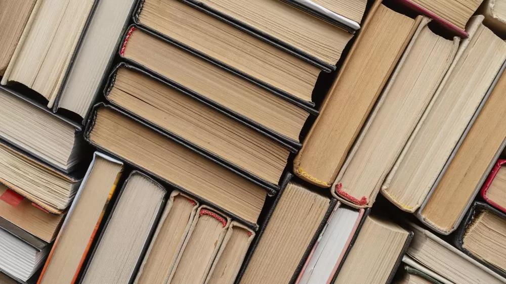 دانلود عکس نمای بالایی از چند کتاب در کنار هم