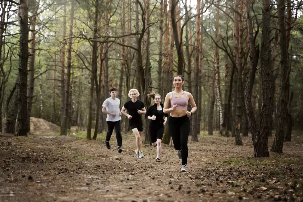 دانلود عکس افراد در حال دویدن در یک جنگل